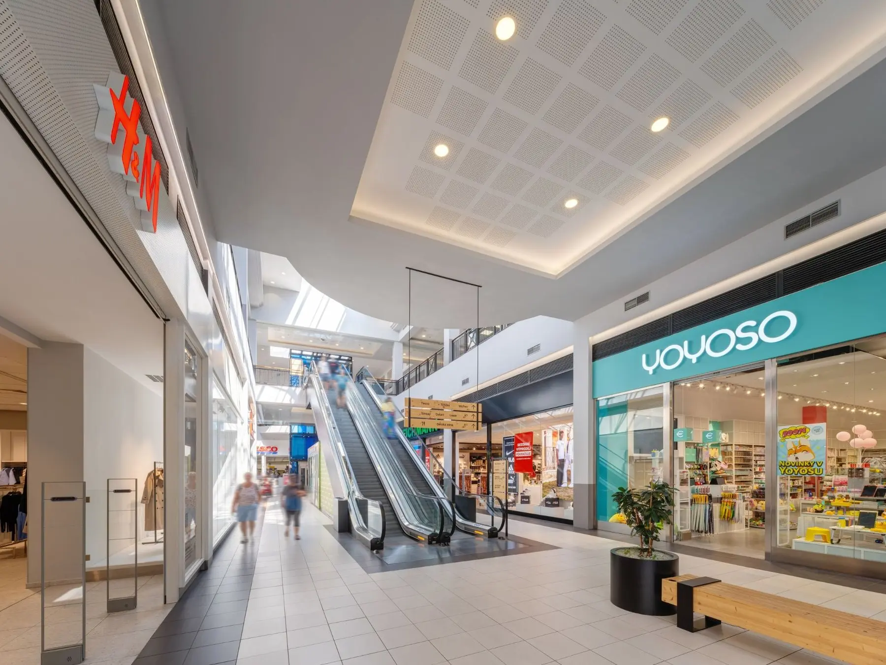 Pasáž centra s návštěvníky u H&M a Yoyoso