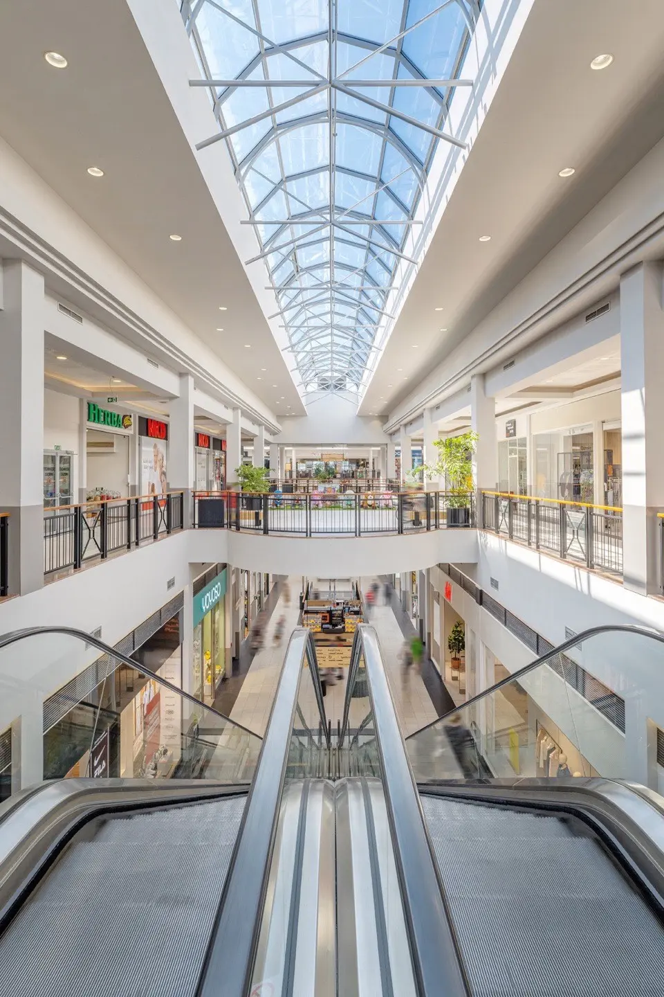 Eskalátory a světlík v pasáži Novo Plaza