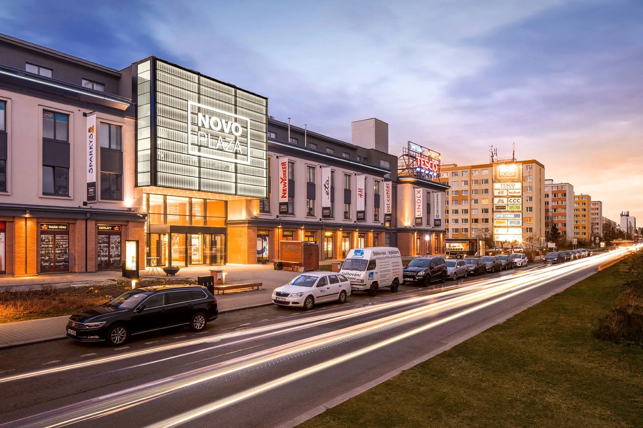 Večerní pohled na vstup Novo Plaza