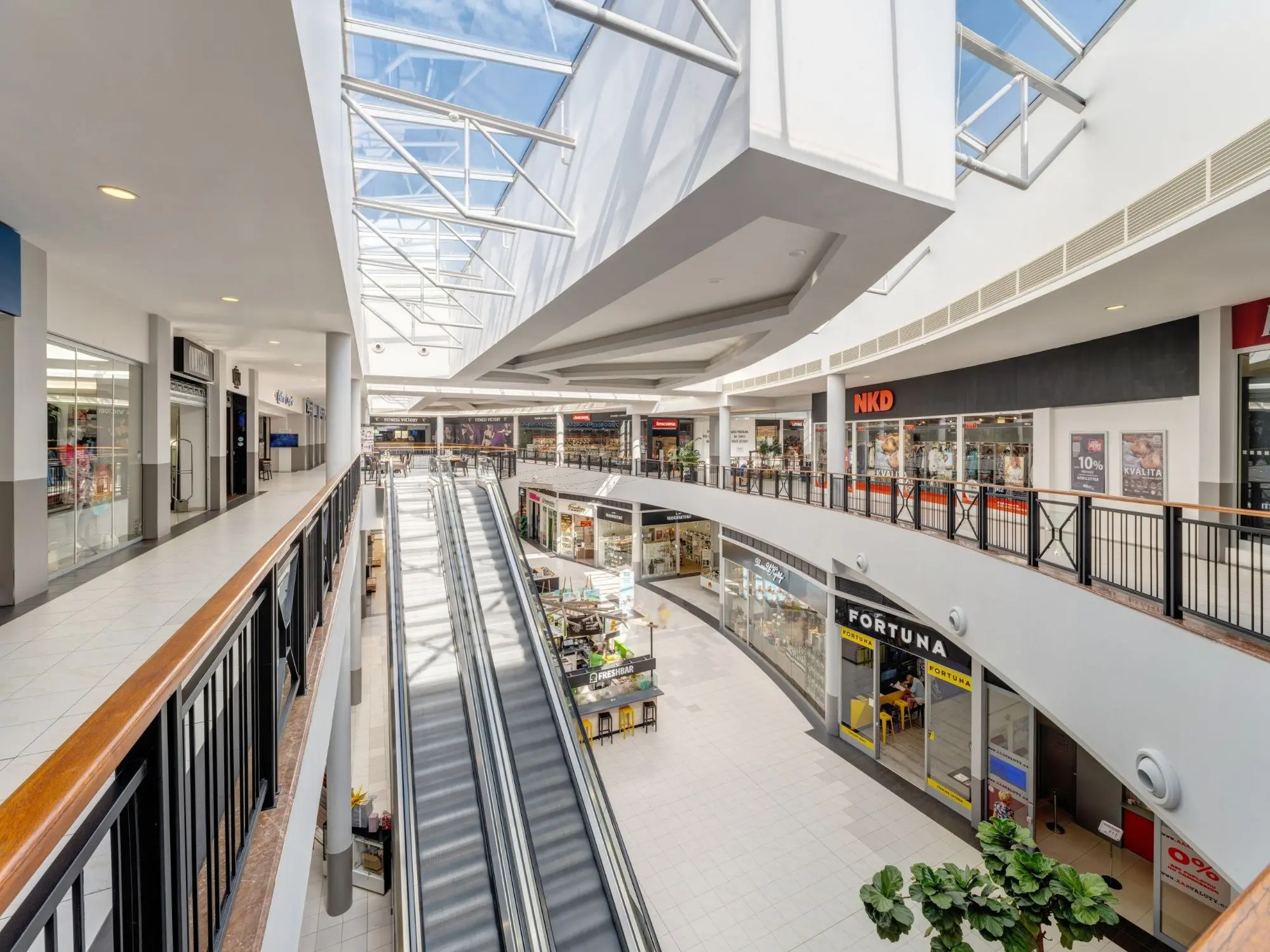 Eskalátory a světlík v pasáži Novo Plaza